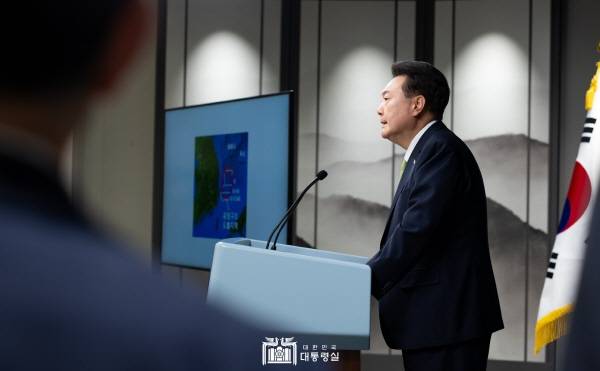 ▲윤석열 대통령이 지난해 6월3일 용산 대통령실 브리핑룸에서 포항 영일만 앞바다 석유·가스 매장 가능성이 높다는 첫 국정브리핑을 하고 있다. 사진=대통령실