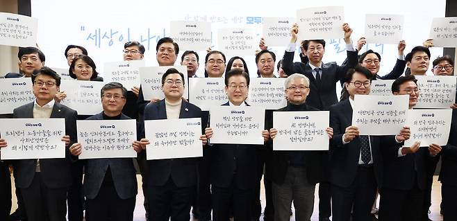 이재명 더불어민주당 대표(앞줄 왼쪽 넷째)가 7일 서울 여의도 국회의원회관에서 열린 '다함께 만드는 세상, 모두의 질문Q' 출범식에서 참석자들과 질문지 손팻말을 들고 기념촬영을 하고 있다. 앞줄 왼쪽부터 진성준 당 정책위의장, 김성환 의원, 박찬대 원내대표, 이 대표, 박태웅 민주연구원 집단지성센터장, 이한주 민주연구원장, 김민석 의원. 뉴스1