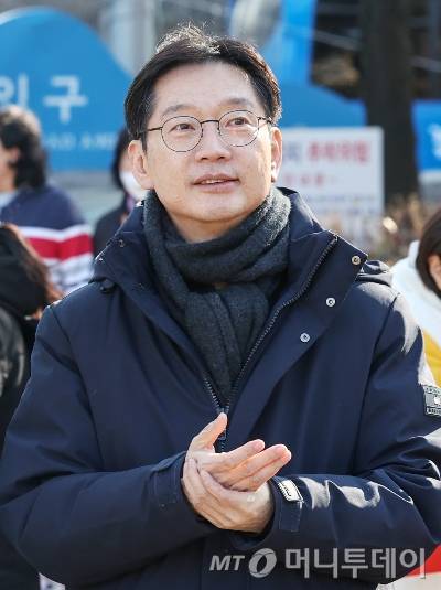 (서울=뉴스1) 민경석 기자 = 김경수 전 경남도지사가 14일 오후 서울 영등포구 여의도공원을 찾아 윤석열 대통령 탄핵 촉구 집회에 참가하는 시민들을 상대로 방한용품을 나눠준 노무현시민센터 관계자들을 만나 격려하고 있다. 2024.12.14/뉴스1  Copyright (C) 뉴스1. All rights reserved. 무단 전재 및 재배포,  AI학습 이용 금지. /사진=(서울=뉴스1) 민경석 기자