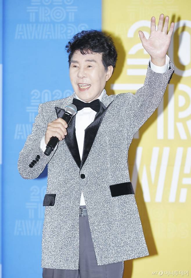 가수 송대관이 1일 오후 경기도 고양시 일산 킨텍스 7홀에서 개최된 TV조선 '2020 트롯 어워즈' 레드카펫 행사에 참석해 포즈를 취하고 있다. /사진제공=TV조선