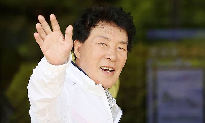 '국민 트로트 가수' 송대관이 별세했다. 향년 78세.  송대관은 지난 1967년 곡 '인정많은 아저씨'로 데뷔했다. 이후 1975년 발표한 곡 '해뜰날'이 대히트를 기록하며 전성기를 맞았고 이후 각종 상을 휩쓸며 트로트계 레전드로 올라섰다. 송대관은 곡 '정 때문에', '차표 한 장', '큰 소리 뻥뻥', '고향이 남쪽이랬지' 등의 히트곡을 남겼다.  /사진=뉴스1