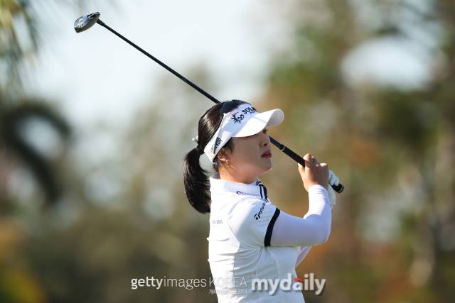 윤이나가 7일 펼친 파운더스컵 1라운드에서 티샷 후 공을 바라보고 있다. /게티이미지코리아