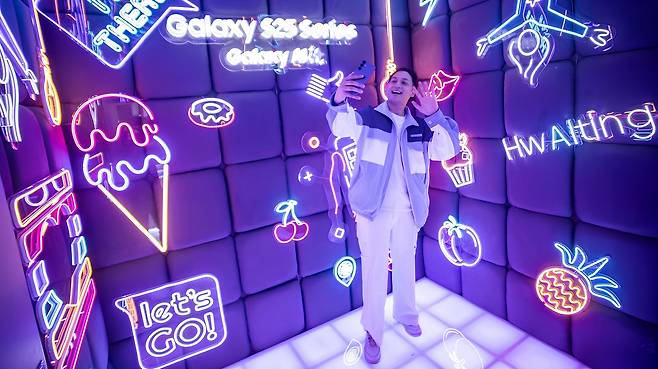 인도네시아 자카르타 코타 카사블랑카 쇼핑몰에 위치한 갤럭시 익스피리언스 스페이스(Galaxy Experience Space)에서 한 고객이 갤럭시S25를 체험하고 있는 모습. [삼성전자 제공]