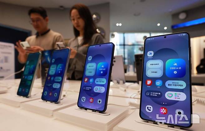 [서울=뉴시스] 고범준 기자 = 4일 오전 서울 마포구 머큐어 앰배서더 호텔 홍대 T팩토리에서 열린 SKT 갤럭시S25 출시 기념 개통 행사에서 직원들이 삼성전자 갤럭시 S25 제품을 살펴보고 있다. 2025.02.04. bjko@newsis.com