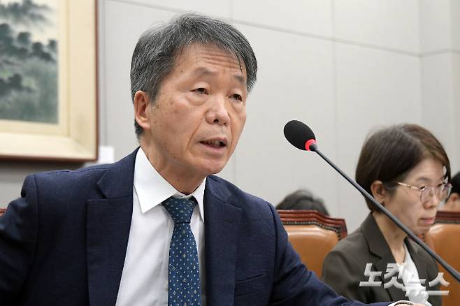 김용원 국가인권위원회 상임위원이 17일 서울 여의도 국회에서 열린 운영위원회에서 야당 의원들과 언쟁을 벌이고 있다. 윤창원 기자