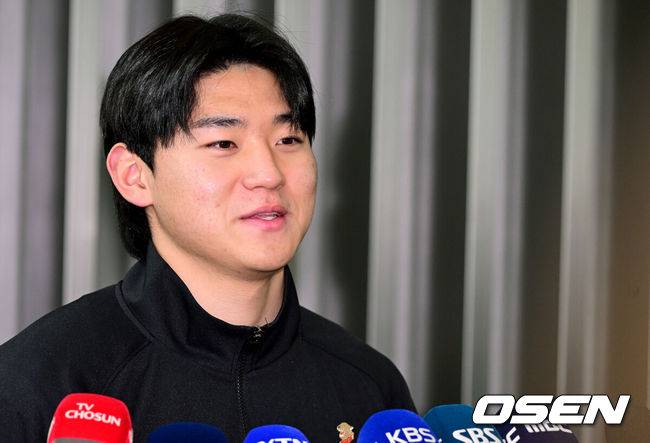 [OSEN=인천공항, 최규한 기자] 프로야구 KIA 타이거즈가 23일 오전 미국 캘리포니아 어바인에서 열리는 스프링캠프를 위해 인천공항을 통해 출국했다.KIA 타이거즈는 2025 시즌을 대비해 22일과 23일, 이틀에 걸쳐 미국으로 출국해 오는 25일부터 3월 5일까지 어바인에 위치한 그레이트 파크 베이스볼 컴플렉스(Great Park Baseball Complex)와 오키나와 킨 구장에서 스프링캠프를 펼친다.KIA 김도영이 출국을 앞두고 취재진과 인터뷰를 하고 있다. 2025.01.23 / dreamer@osen.co.kr