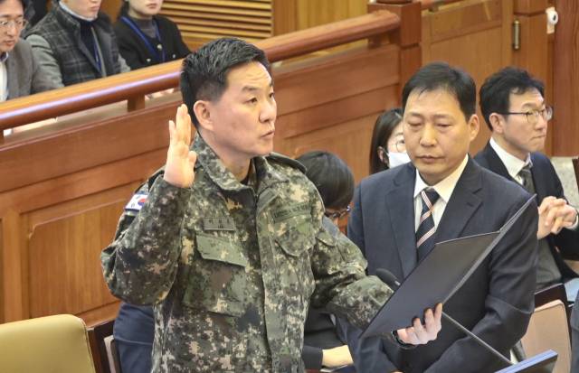 ▲이진우 전 육군 수도방위사령관이 4일 서울 종로구 헌법재판소에서 열린 윤석열 대통령 탄핵심판 5차 변론기일에서 증인 선서를 하고 있다. ⓒ연합뉴스