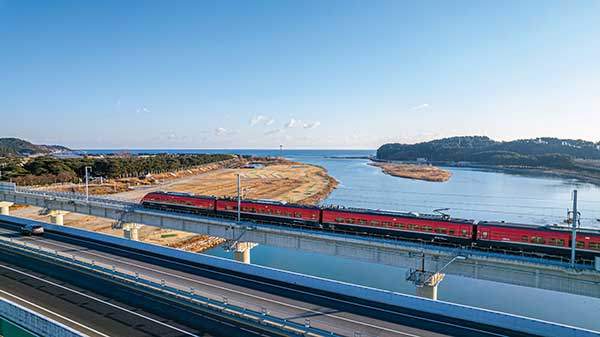 동해선을 달려 울진역으로 들어오는 동해선 ITX 열차. 뒤로 망양정해수욕장과 동해바다.