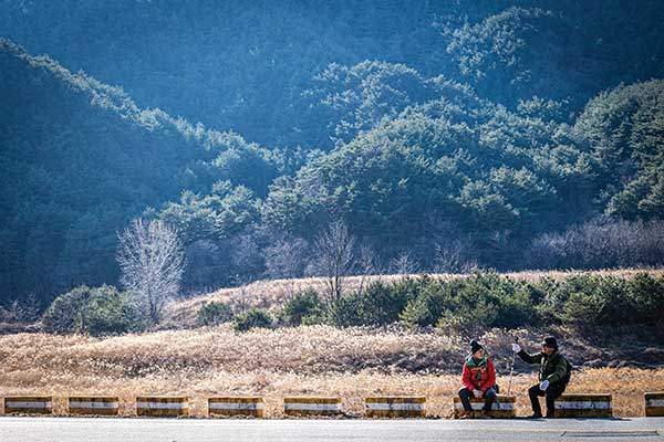 격암남사고유적지 직전 도로에 이르자 왕피천변이 아름답게 펼쳐진다.