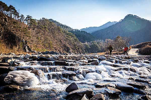 불영계곡을 건너 중섬마을로 향한다.