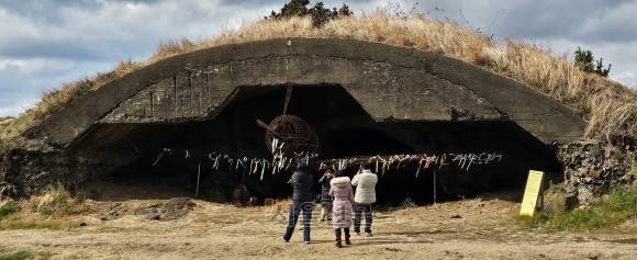 태평양전쟁 당시 일본군이 제주도민을 강제 동원해 알뜨르 비행장 일대에 만든 군용 비행기 격납고. 규모는 폭 20m, 높이 4m, 길이 10.5m이다. 일제는 1943년에 격납고 20기를 만들었는데 현재 19기가 원형대로 남아 있다.