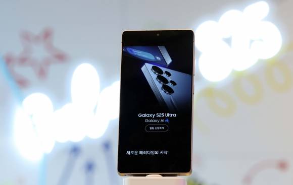 ‘갤럭시 S25 시리즈’의 사전판매가 시작된 지난달 23일 서울 마포구 KT플라자 홍대애드샵플러스점에 배치된 삼성전자 ‘갤럭시 S25’ 제품. 2025.01.23. 뉴시스