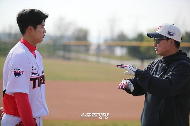 KIA 고졸신인 김태형이 미국 어바인 스프링캠프에서 피칭 뒤 정재훈 투수코치의 이야기를 듣고 있다. KIA 타이거즈 제공