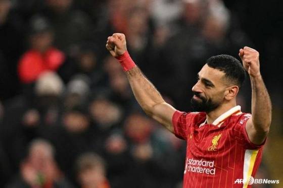 모하메드 살라가 7일 오전 5시(한국시간) 영국 리버풀의 안필드에서 열린 2024~2025시즌 잉글랜드카라바오컵(리그컵) 4강 2차전에서 토트넘을 상대로 득점 후 기뻐하고 있다. /AFPBBNews=뉴스1