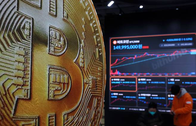 10만 달러를 웃돌던 비트코인 가격은 현재 9만 달러대를 맴돌고 있다.[사진｜뉴시스]