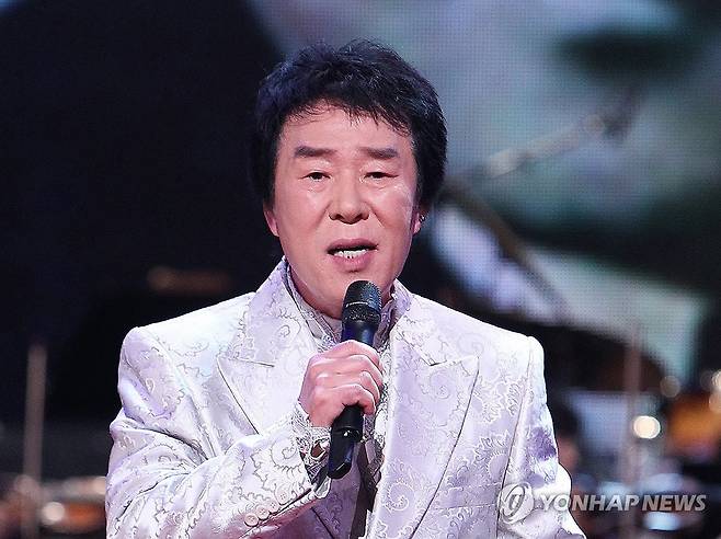 트로트 가수 송대관 별세 (서울=연합뉴스) '해뜰날' 등으로 큰 인기를 누린 트로트 가수 송대관이 7일 오전 별세했다. 향년 79세. 
    송대관은 1967년 '인정 많은 아저씨'로 데뷔해 1975년 '해뜰날'이 히트하며 인기 가수로 도약했다. 이후 '네박자', '유행가', '차표 한장' 등 많은 히트곡을 내며 태진아, 현철, 설운도와 함께 트로트 사대천왕으로 불렸다.
    사진은 2010년 11월경 KBS 1TV '가요무대' 25주년 특집 리허설'에서 열창하는 송대관.  2025.2.7 [연합뉴스 자료사진] photo@yna.co.kr