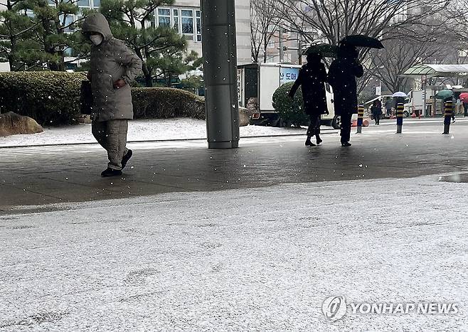 부산에 내리는 눈 (부산=연합뉴스) 김재홍 기자 = 7일 오전 부산시 연제구 부산경찰청 앞에 눈이 내리고 있다. 2025.2.7 pitbull@yna.co.kr