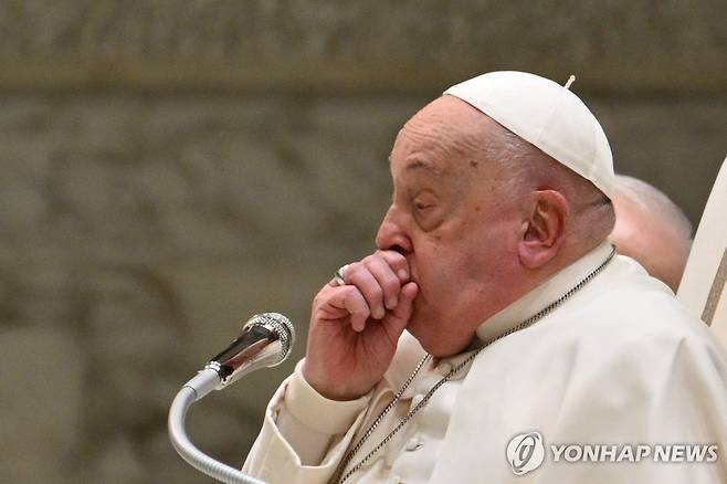 기침하는 교황 (바티칸 AFP=연합뉴스) 프란치스코 교황이 5일(현지시간) 바티칸 바오로 6세 홀에서 열린 수요 일반알현 도중 기침하고 있다. 2025.02.05 photo@yna.co.kr