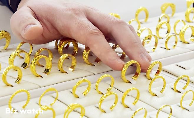 미국 트럼프발 관세 위협에 안전자산 수요가 급증해 24K 금값 1돈(3.75g) 매입가격이 57만원을 넘어서고 있다./사진=이명근 기자 qwe123@