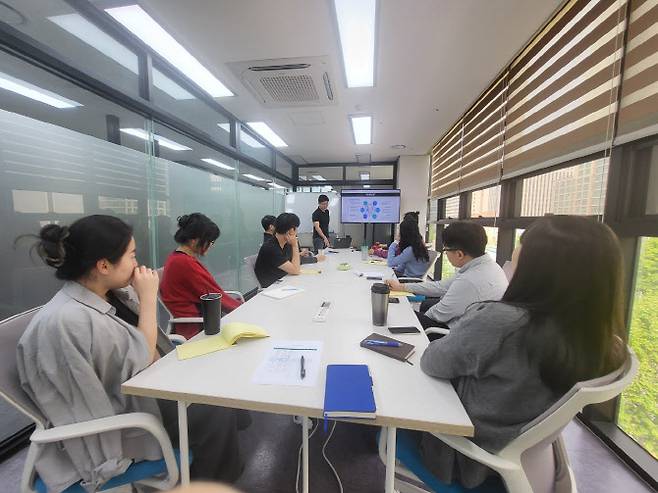 그레이드헬스체인 직원들이 사내 교육을 진행하는 모습. (사진=그레이드헬스체인)