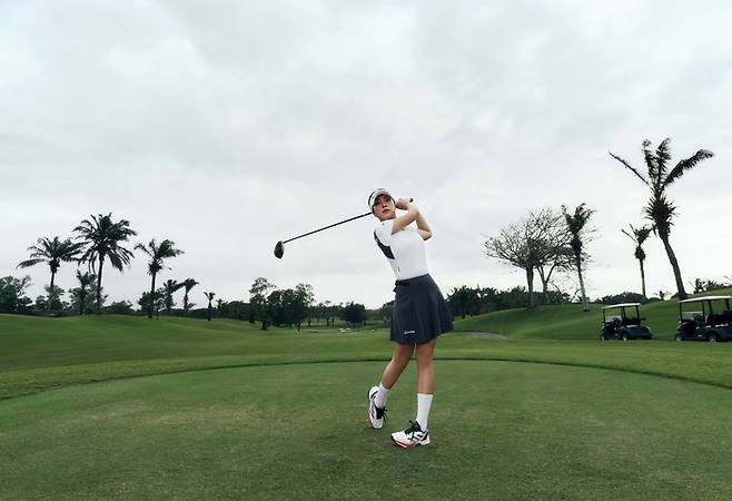 LPGA투어 무대에 도전장을 내민 윤이나가 프로필 촬영을 하고 있다. 사진 | 세마스포츠마케팅