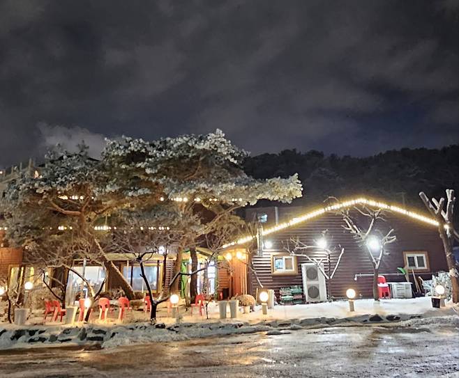 오늘(8일) 날씨는 전국이 가끔 구름 많겠으나, 충청권과 전라권, 제주도는 대체로 흐리겠다. 기상청 오늘날씨 예보에 따르면 특히, 충남남부서해안과 전라권, 제주도를 중심으로 시간당 1~3cm의 강하고 많은 눈이 내리는 곳이 있겠고, 최고 20cm까지 쌓이는 곳이 있겠다. ⓒ bnt뉴스: 오늘날씨, 내일날씨, 주간날씨 예보