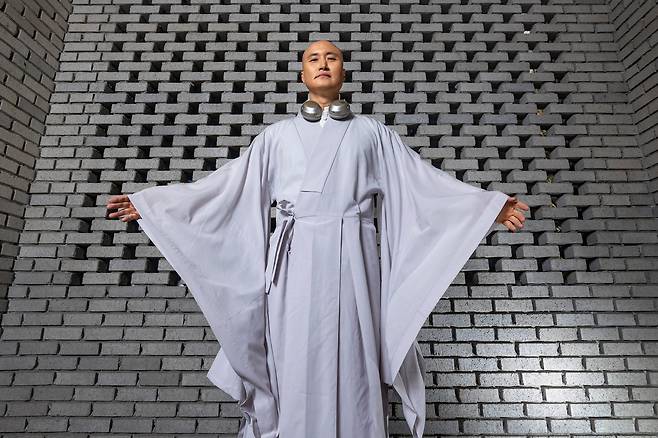 윤씨는 조계종에서 정식 법명까지 받은 뉴진스님의 무게에 맞게 유쾌함과 진지함의 균형을 맞춘다고 했다. 술 담배를 하지 않고, 웃기고 까불고 싶은 개그맨으로서의 욕심도 누른다고. 다만 "24시간 스님으로 살 순 없으니, 뉴진스님은 어디까지나 '부캐'로 둔다"고 했다. /양수열 영상미디어 기자