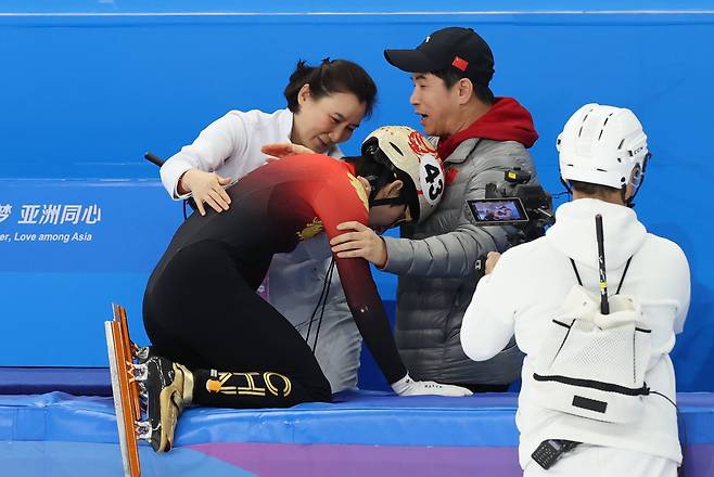 8일 중국 헤이룽장성 하얼빈 빙상훈련센터 다목적홀에서 열린 하얼빈 동계아시안게임 쇼트트랙 남자 500m 결승에서 금메달을 획득한 중국 대표팀 린샤오쥔(한국명 임효준)이 코치진과 기뻐하고 있다. /뉴스1