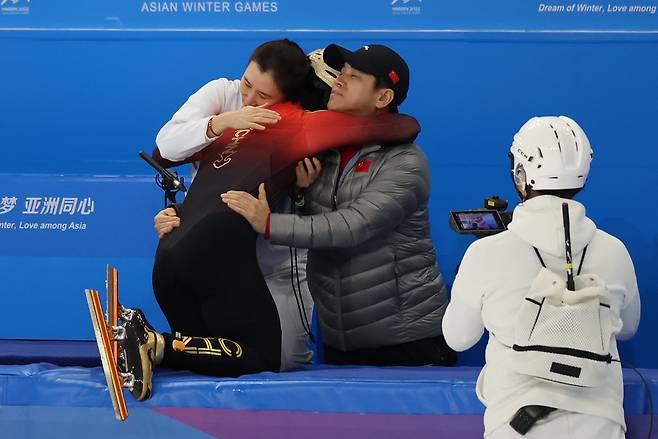 8일 중국 하얼빈 헤이룽장 빙상훈련센터에서 열린 2025 하얼빈 동계 아시안게임 쇼트트랙 남자 500m 결승 경기에서 금메달을 획득한 중국 린샤오쥔이 코치와 기쁨을 나누고 있다./ 뉴시스