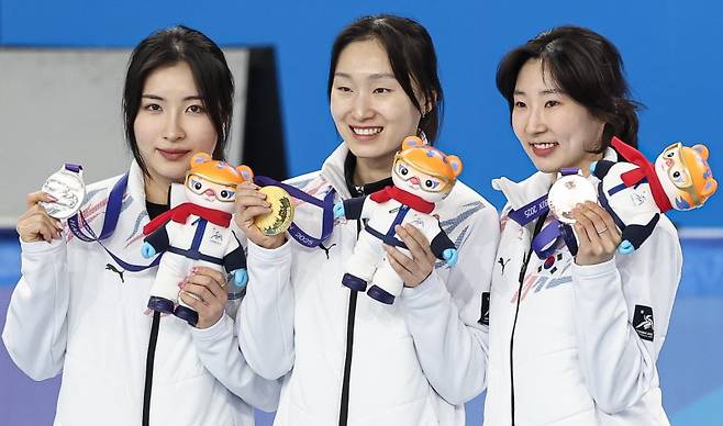8일(현지시간) 중국 헤이룽장성 하얼빈 빙상훈련센터 다목적홀에서 열린 하얼빈 동계아시안게임 쇼트트랙 여자 500m에서 올 포디움을 달성한 최민정, 김길리, 이소연이 각각 금, 은, 동메달을 들어보이고 있다. 뉴스1