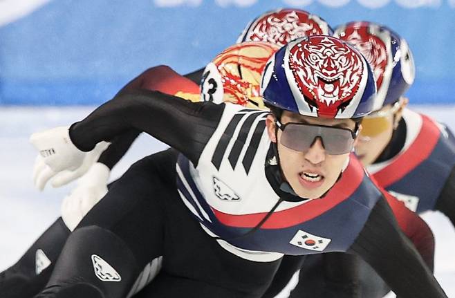 8일(현지시간) 중국 헤이룽장성 하얼빈 빙상훈련센터 다목적홀에서 열린 하얼빈 동계아시안게임 쇼트트랙 남자 1,500m 결승에서 박지원이 역주를 하고 있다. 뉴스1