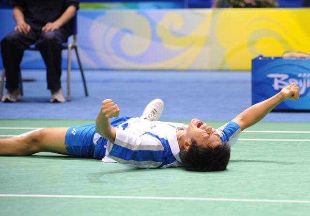베이징 올림픽에서 금메달을 딴 이용대가 코트에 누워 환호하고 있다. 올림픽사진공동취재단