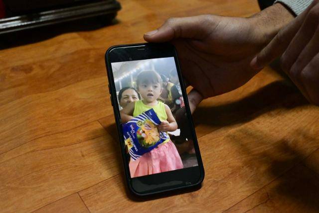 자잇이 핸드폰에 저장된 세 살 딸의 사진을 보여주고 있다. 자잇은 신혼 3년 차에 비전문취업(E-9)비자 한국취업을 결정하고 가족과 떨어져 한국에서 일을 시작했다. 포천=최주연 기자