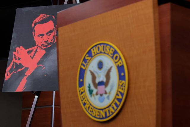 미국 민주당 내 진보 성향 의원들의 모임 '의회진보코커스(CPC)'가 일론 머스크의 정부 침투와 관련해 진행한 기자간담회장에 머스크 사진이 놓여 있다. 워싱턴=AFP 연합뉴스