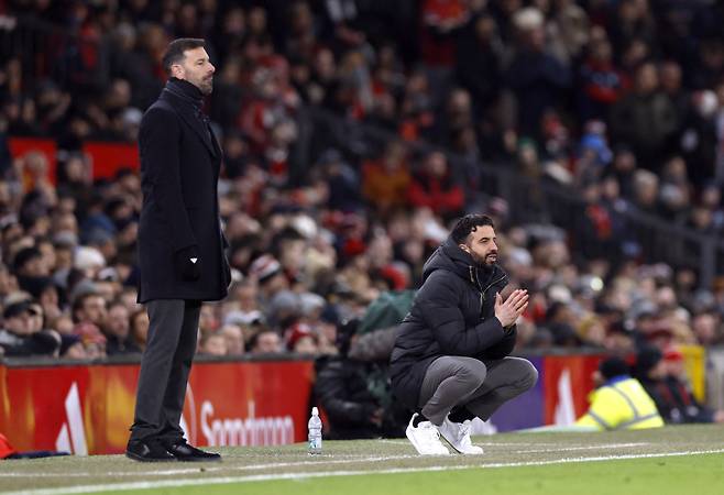 <yonhap photo-1897="">경기를 지켜보고 있는 뤼트 판니스텔로이(왼쪽) 레스터 시티 감독과 후벵 아모림 맨체스터 유나이티드 감독. 로이터=연합뉴스</yonhap>