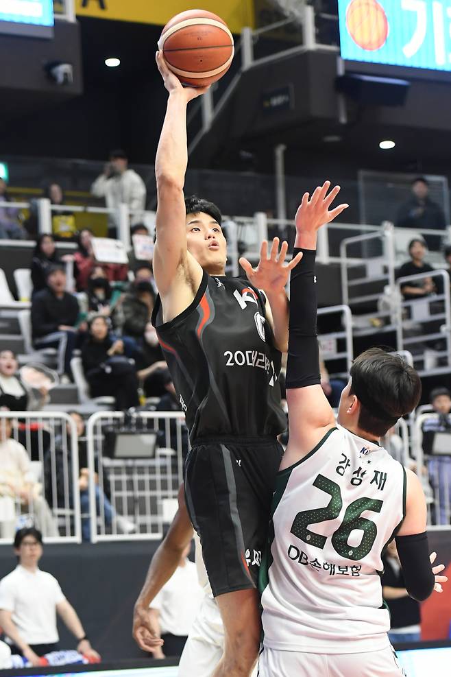 프로농구 수원 KT 하윤기가 8일 수원 KT 아레나에서 열린원주 DB전에서 슛을 시도하고 있다. 사진=KBL