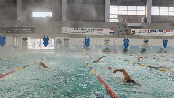 7일 오후 UDT 등 특수부대 입대를 지망하는 청년들이 자유형을 연습하고 있다. 김서원 기자