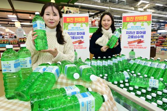 서울 서초구 하나로마트 양재점에서 모델들이 지리산 피아골에서 채취한 '고로쇠 수액'을 소개하고 있다. 뉴스1