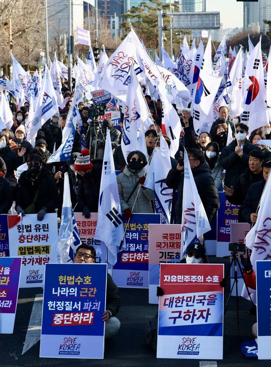 윤석열 대통령 탄핵반대 집회가 ‘광화문’과 ‘여의도’ 두 갈래로 나뉘어 열렸다. 사진은 지난달 24일 세이브코리아를 주축으로 한 ‘국가 비상기도회’가 개최한 여의도 집회 모습. [뉴시스]