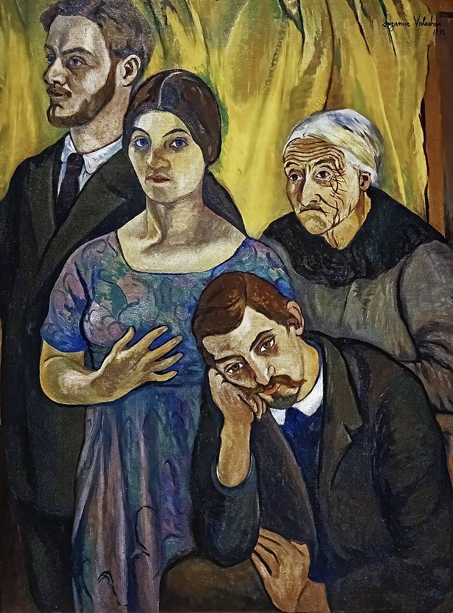 발라동이 그린 수잔 발라동 가족의 초상(1912). 왼쪽은 우터, 가운데는 발라동, 오른쪽은 자신의 어머니이자 위트릴로의 할머니인 마들렌이다. 모두 마음이 편치 않은 모습이지만, 위트릴로가 앞에서 깊이 고뇌하는 모습으로 앉아있는 게 눈에 띈다. 가족의 모습과 그 사이에 흐르는 긴장감을 표현했다. /오르세미술관