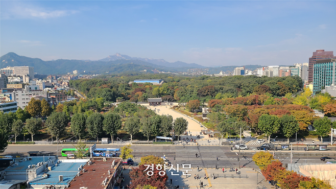 세운상가 옥상에서 바라본 종묘·북한산 방향(2022년 10월 촬영). 허남설