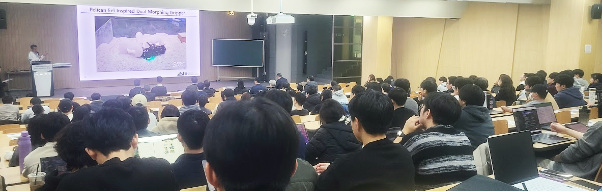 서울대 로보틱스 데이 ﻿1부 행사에서 조규진 서울대 교수가 소프트  로봇 연구를 소개하고 있는 모습. 서울대 공대