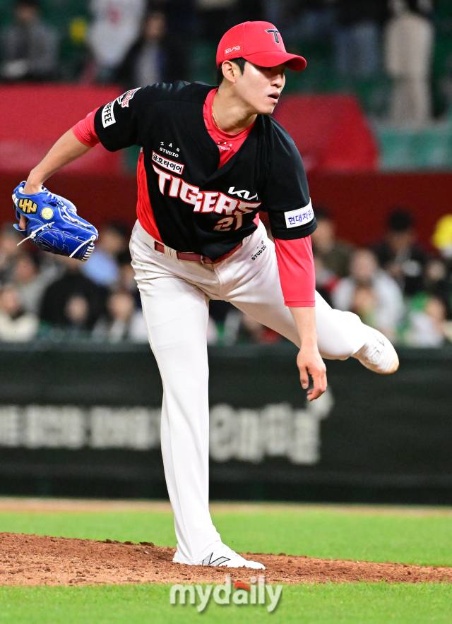 2024년 4월 17일 인천SSG랜더스필드에서 진행된 '2024 신한 SOL 뱅크 KBO 리그' 기아-SSG의 경기. KIA 김사윤이 9회말 구원 등판해 역투를 펼치고 있다./마이데일리