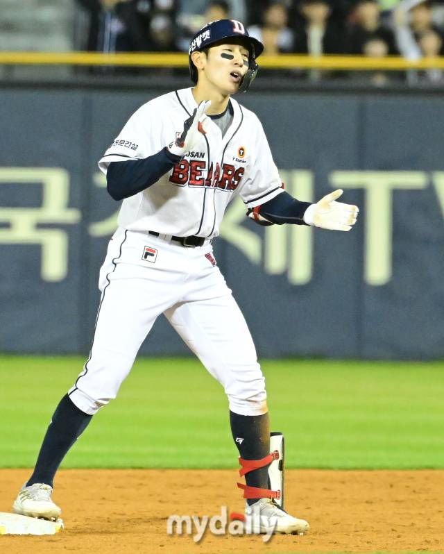 2024년 4월 9일 오후 서울 잠실야구장에서 진행된 '2024 신한 SOL 뱅크 KBO 리그' 한화-두산의 경기. 두산 김태근이 4회말 2사 1,2루에서 적시타를 때린 뒤 환호하고 있다./마이데일리