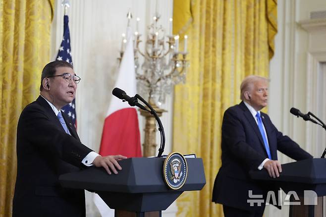 [워싱턴=AP/뉴시스] 이시바 시게루 일본 총리가 7일(현지 시간) 백악관에서 도널드 트럼프 미국 대통령과 정상회담을 한 후 공동 기자회견을 진행하고 있다. 2025.02.07.