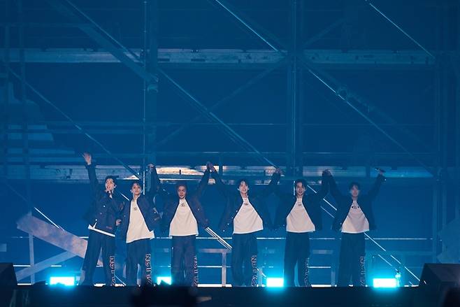 NCT 127은 앙코르 첫 곡으로 '인트로: 월 투 월'을 선곡했고 이후 '삐그덕' 무대를 선보였다. SM엔터테인먼트 제공