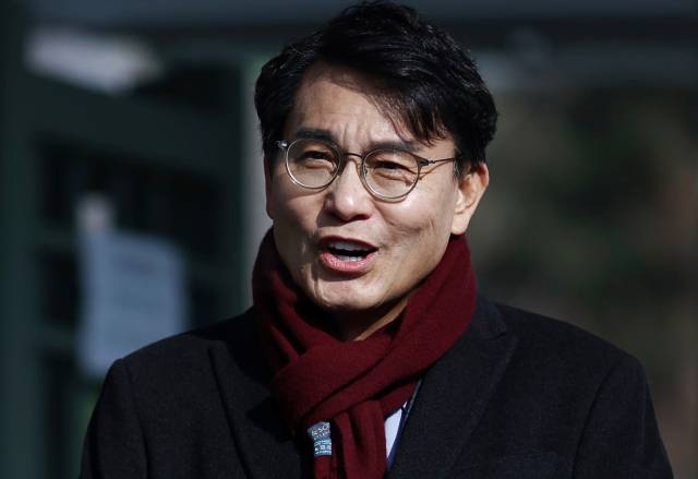 ▲국민의힘 윤상현 의원이 지난 7일 경기도 의왕시 서울구치소에서 윤석열 대통령 면회를 마친 후 관련 인터뷰를 하고 있다. ⓒ연합뉴스