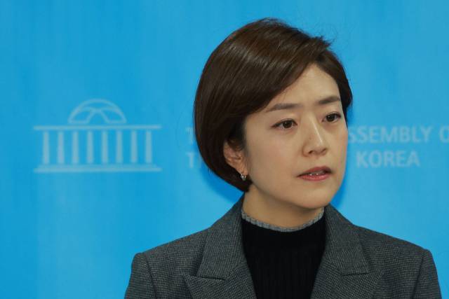 ▲더불어민주당 고민정 의원이 27일 서울 여의도 국회 소통관에서 최고위원직 사퇴 기자회견을 마치고 취재진 질의에 답하고 있다. ⓒ연합뉴스