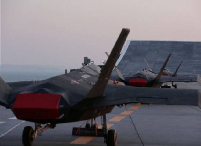 이란 혁명수비대(IRGC)가 6일(현지시간) 공개한 드론 항공모함 샤히드 바게리의 갑판 위에 무인기 카헤르-313이 보인다. IRGC·AFP연합뉴스