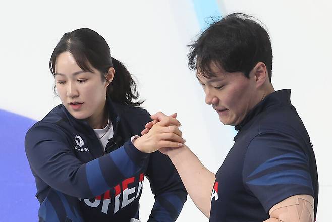 ▲ 6일 중국 하얼빈 핑팡 컬링 아레나에서 열린 컬링 믹스더블 라운드로빈 B조 한국과 중국의 경기에서 패한 한국 김경애-성지훈이 아쉬워하며 서로를 격려하고 있다. ⓒ연합뉴스